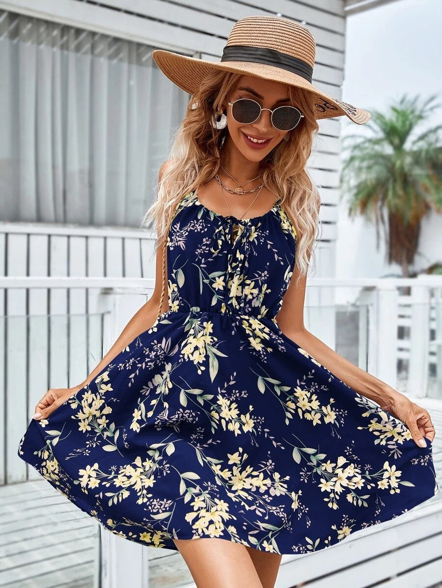 Vestido con tirantes y estampado floral con diseño de cintura elástica