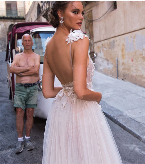 Vestido de novia ligero con espalda abierta