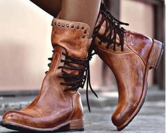 Botas estilo jinete de tacón bajo con tachuelas