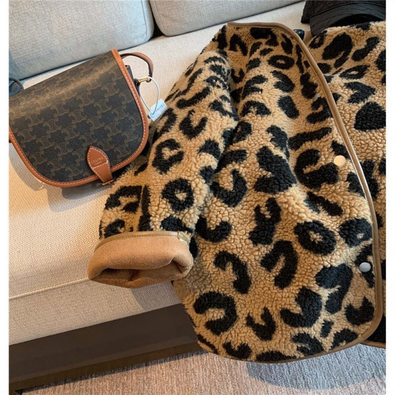 Abrigo de cuero con estampado de leopardo