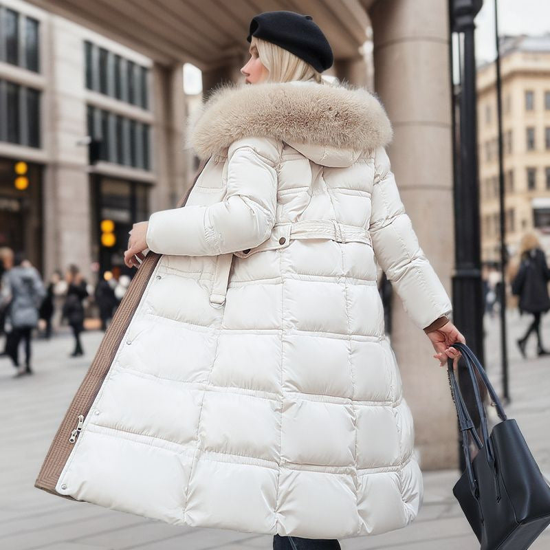 Chaqueta larga ajustada de invierno con capucha de piel y cinturón