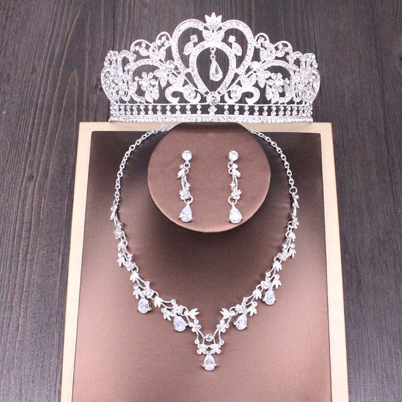 Conjunto de collar y corona de diamantes de imitación