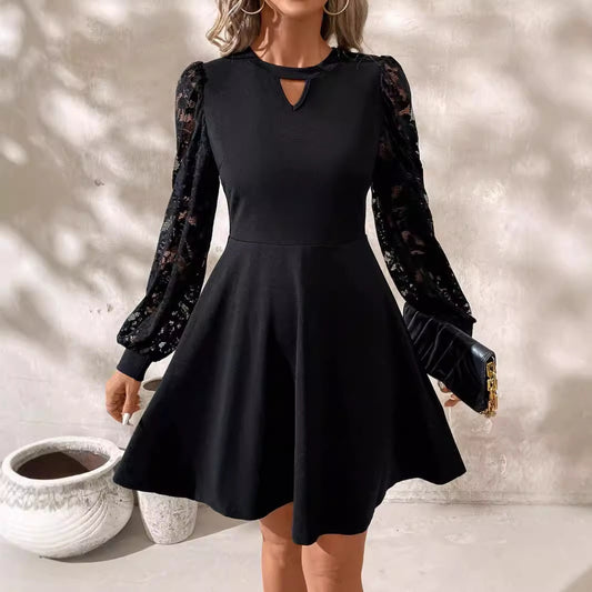 Vestido negro con escote redondo