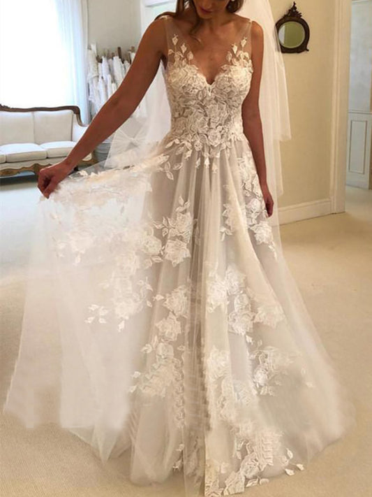 Vestido de novia con cola y hombros cruzados