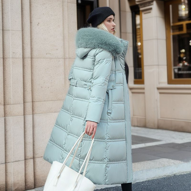 Chaqueta larga ajustada de invierno con capucha de piel y cinturón