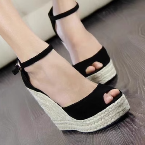 Sandalias con cuña de paja y boca de pez