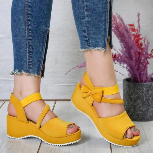 Sandalias peep toe con cuña