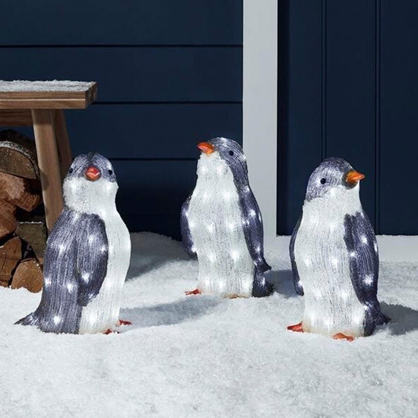 Adorno navideño acrílico con forma de pingüino resplandeciente