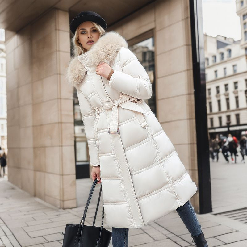 Chaqueta larga ajustada de invierno con capucha de piel y cinturón