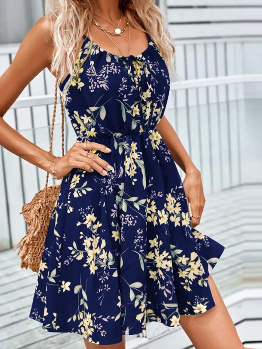 Vestido con tirantes y estampado floral con diseño de cintura elástica