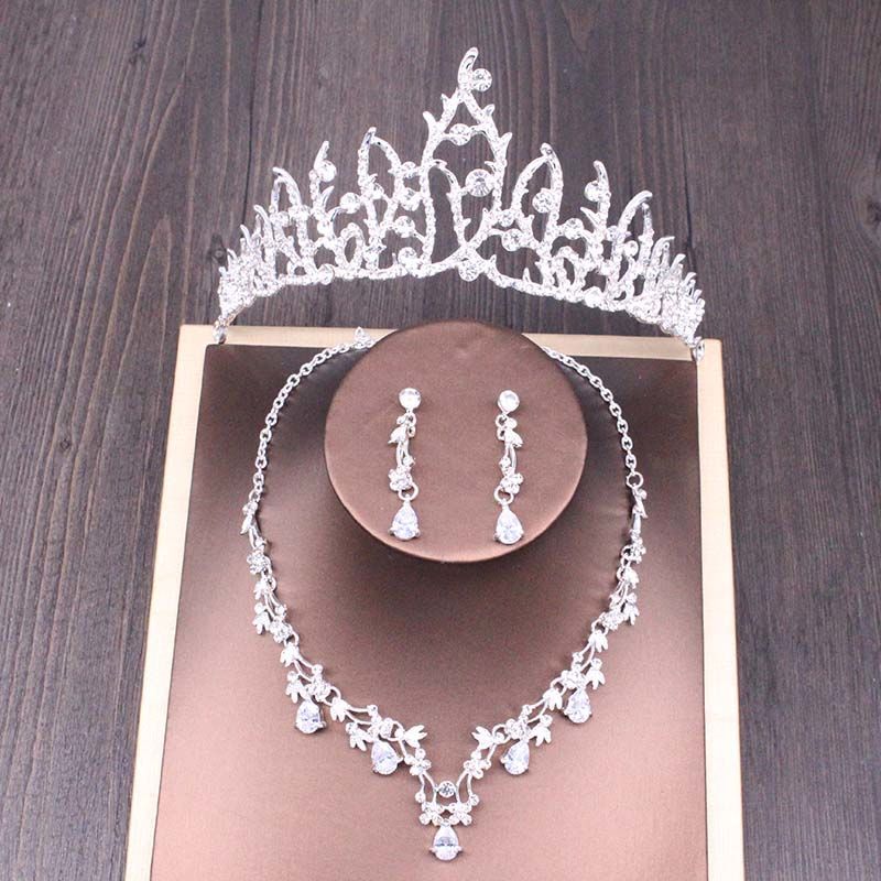 Conjunto de collar y corona de diamantes de imitación