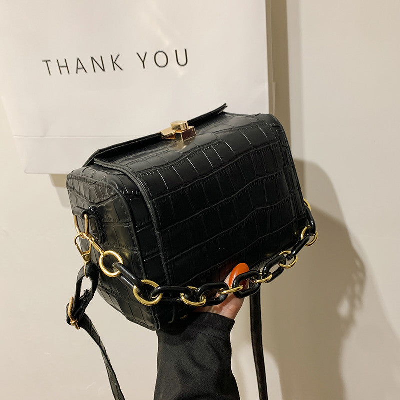 Bolso de cadena gruesa con patrón de piedra